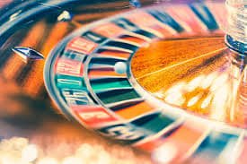 Tampilan antarmuka aplikasi macan99 pada ponsel dengan highlight sportsbook dan slot